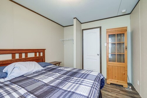 Remote McCamey Retreat w 5 En-Suite Baths