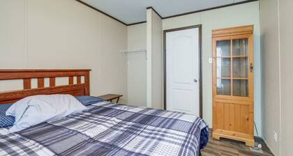 Remote McCamey Retreat w 5 En-Suite Baths