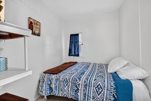 1 bedroom, desk, free WiFi, bed sheets - Bear Necessities at Heidi's L'il Haven Resort, cozy 1 bedroom with kitchenette (Curtis)