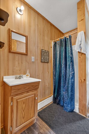 Shower, toilet paper - Bear Necessities at Heidi's L'il Haven Resort, cozy 1 bedroom with kitchenette (Curtis)