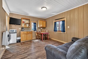 TV - Bear Necessities at Heidi's L'il Haven Resort, cozy 1 bedroom with kitchenette (Curtis)