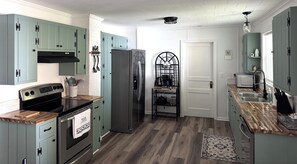 Frigorífico, microondas, horno y placa de cocina