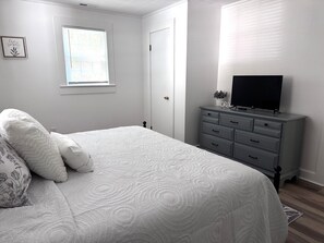 3 habitaciones, tabla de planchar con plancha y cuna de viaje 