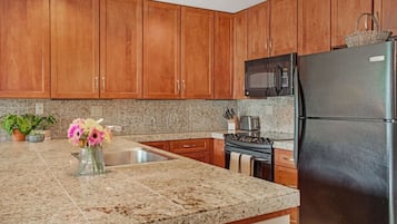 Refrigerador, microondas, horno, placa de cocina
