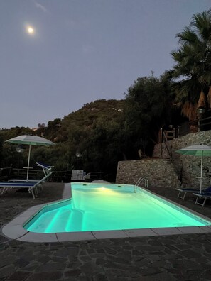 Pool - Facing a wonderful sea, with a swimming pool (Finale Ligure)