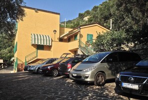 Property grounds - Facing a wonderful sea, with a swimming pool (Finale Ligure)