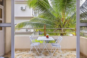Outdoor dining - Jaddoo Apartment at Azeer Residence (Grand Baie)