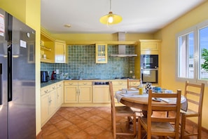 Fridge, microwave, oven, stovetop - Villa "& Pool in Ucel" with Private Pool, Wi-Fi, and Air Conditioning (Ucel)