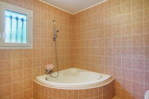 Douche, sèche-cheveux, serviettes fournies