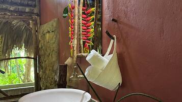 Toallas, jabón, shampoo, papel de baño