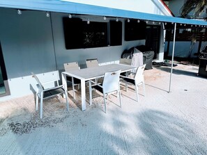 Outdoor dining - Very private 3-4 Bedroom house with pool and great inside outside living (Fort Lauderdale)