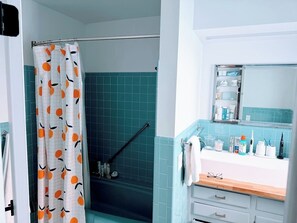 Shower, hair dryer, towels, soap - Very private 3-4 Bedroom house with pool and great inside outside living (Fort Lauderdale)