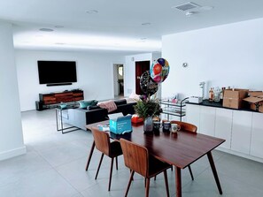 Interior - Very private 3-4 Bedroom house with pool and great inside outside living (Fort Lauderdale)