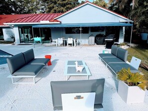 Outdoor dining - Very private 3-4 Bedroom house with pool and great inside outside living (Fort Lauderdale)