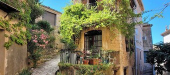 Artist's house in the heart of Simiane-la-Rotonde