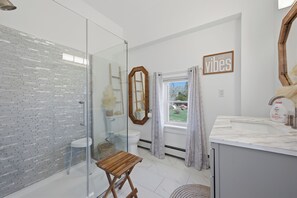 Regadera, secadora de cabello, bidet, toallas 