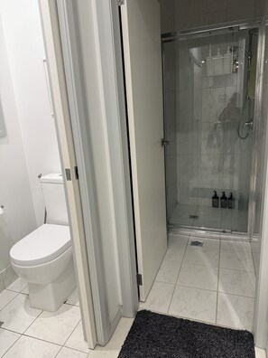 Sèche-cheveux, bidet, serviettes fournies, savon