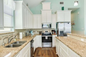Fridge, microwave, oven, stovetop - Family-Friendly Home: Beach, Fishing & Fun! (Surfside Beach)