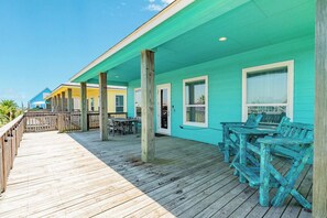Outdoor dining - Family-Friendly Home: Beach, Fishing & Fun! (Surfside Beach)