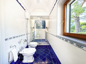 Habitació doble Deluxe, terrassa, vistes al mar | Bany | Articles de tocador gratuïts, assecador de cabells, tovalloles i sabó 