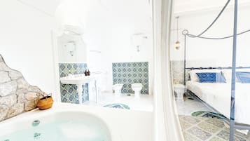 Doppia Deluxe, terrazzo, vista mare | Una cassaforte in camera, una scrivania, insonorizzazione