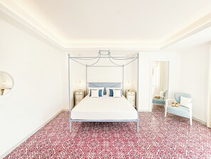 Habitació doble Deluxe, terrassa, vistes al mar | Caixa forta a l'habitació, escriptori i habitacions insonoritzades 