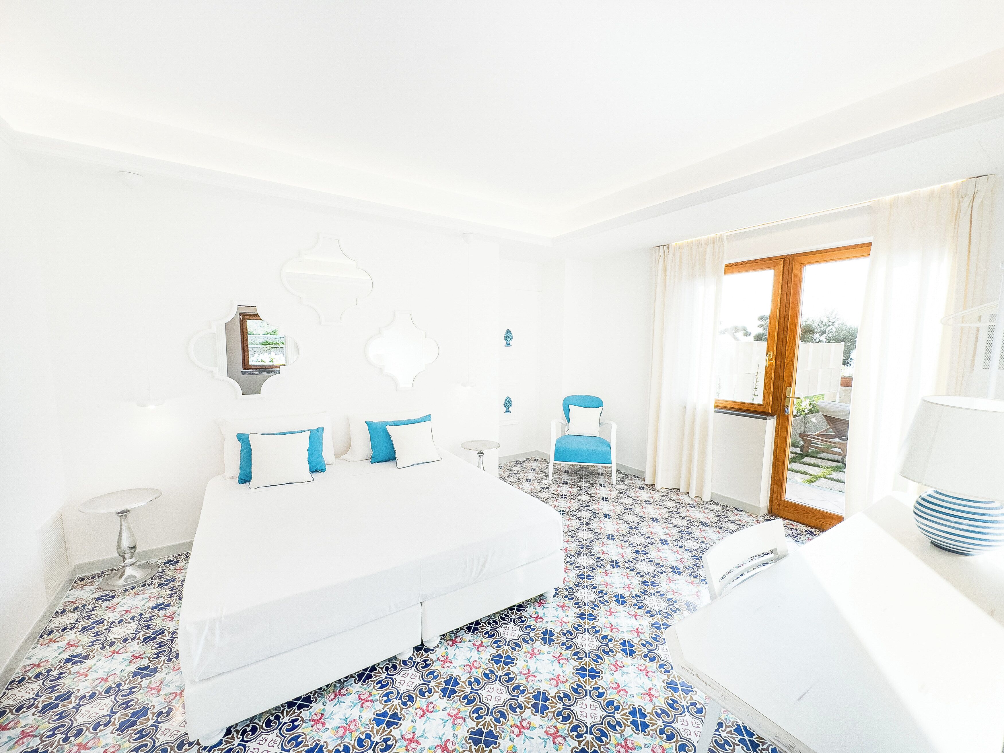 Habitació doble Deluxe, terrassa, vistes al mar | Caixa forta a l'habitació, escriptori i habitacions insonoritzades 