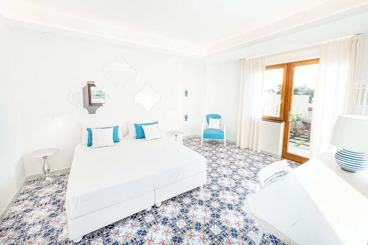 Habitación doble Deluxe, Terraza, vista al mar | Caja de seguridad en la habitación, escritorio y insonorización 