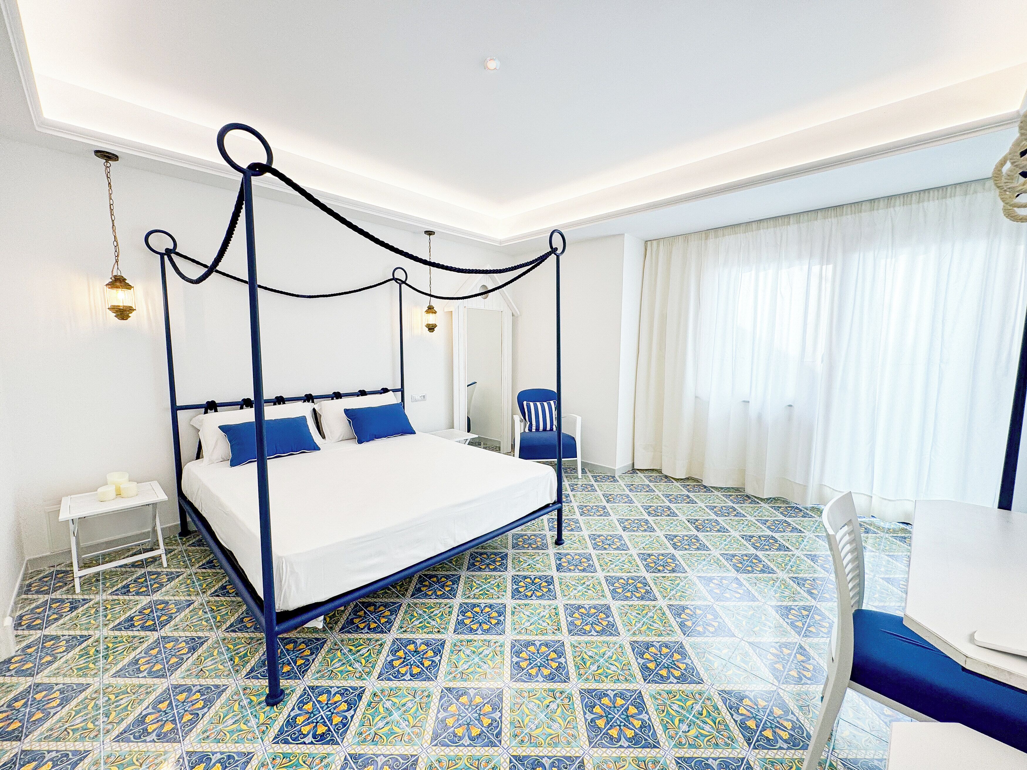 Habitació doble Deluxe, terrassa, vistes al mar | Caixa forta a l'habitació, escriptori i habitacions insonoritzades 