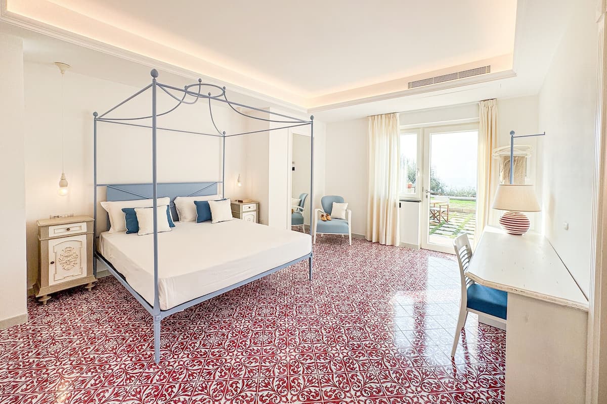 Habitación doble Deluxe, Terraza, vista al mar | Caja de seguridad en la habitación, escritorio y insonorización 