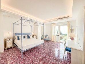 Habitació doble Deluxe, terrassa, vistes al mar | Caixa forta a l'habitació, escriptori i habitacions insonoritzades 