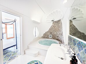 Phòng đôi Deluxe, hiên, quang cảnh biển | Két bảo mật tại phòng, bàn, phòng cách âm, bàn ủi/dụng cụ ủi quần áo