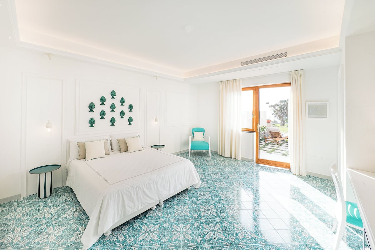Habitación doble Deluxe, Terraza, vista al mar | Caja de seguridad en la habitación, escritorio y insonorización 