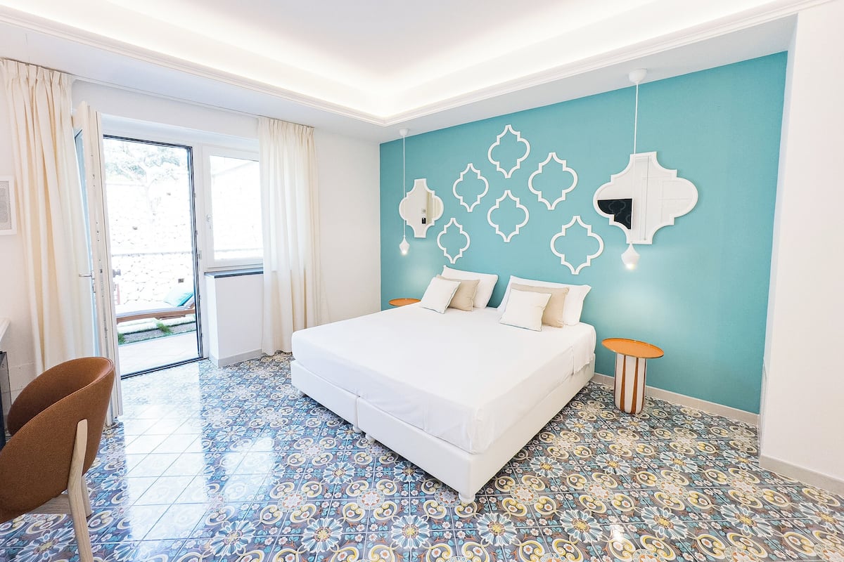 Habitación doble Deluxe, Terraza, vista al mar | Caja de seguridad en la habitación, escritorio y insonorización 