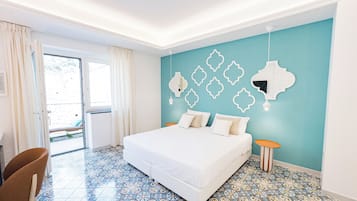 Deluxe Double Room, Terrace, Sea View | Peti besi dalam bilik, meja, kalis bunyi, seterika/papan seterika