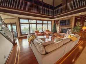 Living area - Van Buren Village, Hot Tub, Fire Pit, Hiking, Fishing, Historic (Mount Eden)