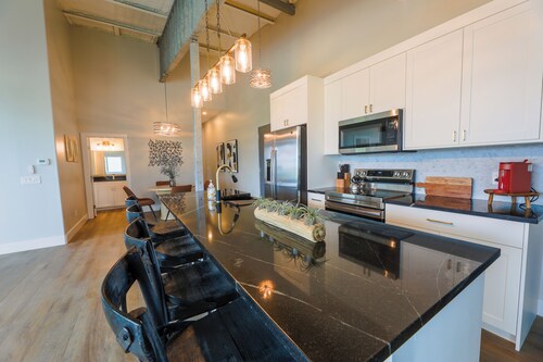 Airplane/Hanger Apartment 2 bedrooms 2 bathrooms #3