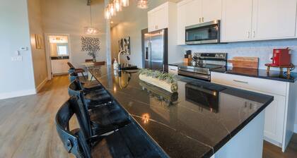 Airplane/Hanger Apartment 2 bedrooms 2 bathrooms #3