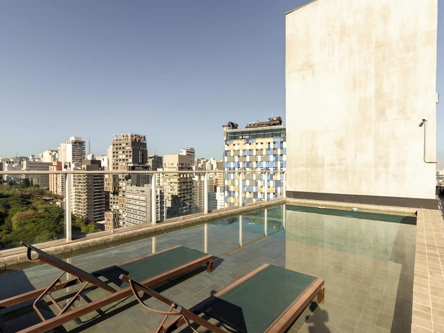 Piscine extérieure, chaises longues