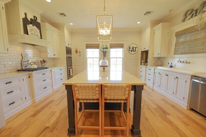 Executive Estate - Serene 4-bedroom farmhouse perfect for the Busy Executive
