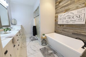 Shower, hair dryer, towels, toilet paper - Executive Estate - Serene 4-bedroom farmhouse perfect the busy Executive-Manager (Delhi)