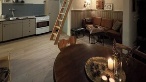 Un espace de vie de style loft comprenant une cuisine, un coin repas et un coin salon.