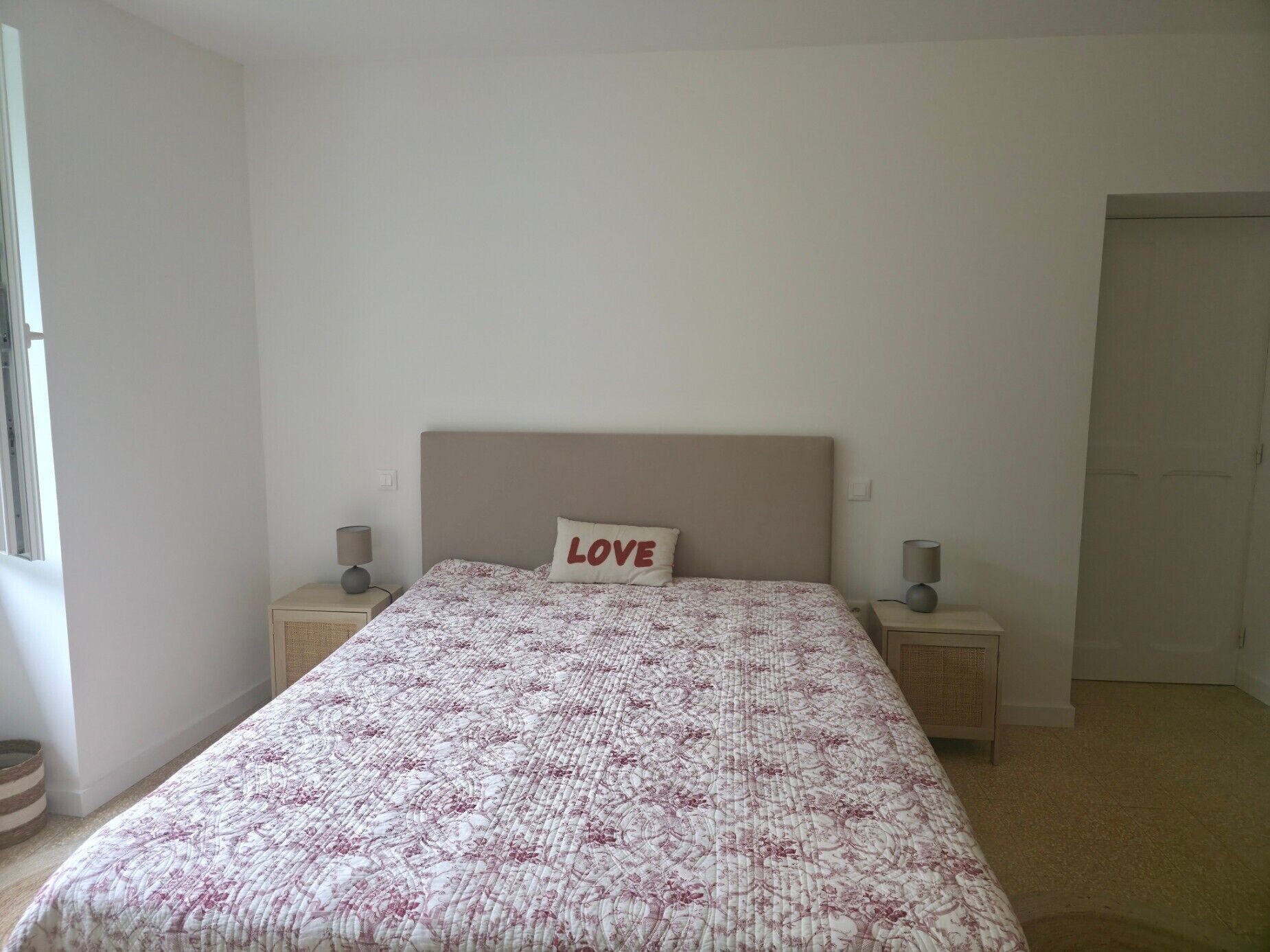 Een strijkplank/strijkijzer, wifi, beddengoed