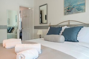 4 bedrooms, iron/ironing board, free WiFi, bed sheets - Relaxing Family Haven with Pool & Office - Pass the Keys (Leatherhead)