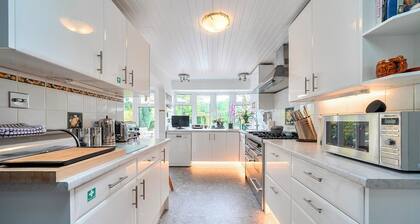 Relaxing Family Haven with Pool & Office - Pass the Keys