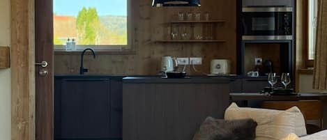 Televisión, chimenea y estéreo