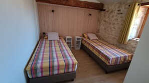 Een strijkplank/strijkijzer, gratis wifi, beddengoed