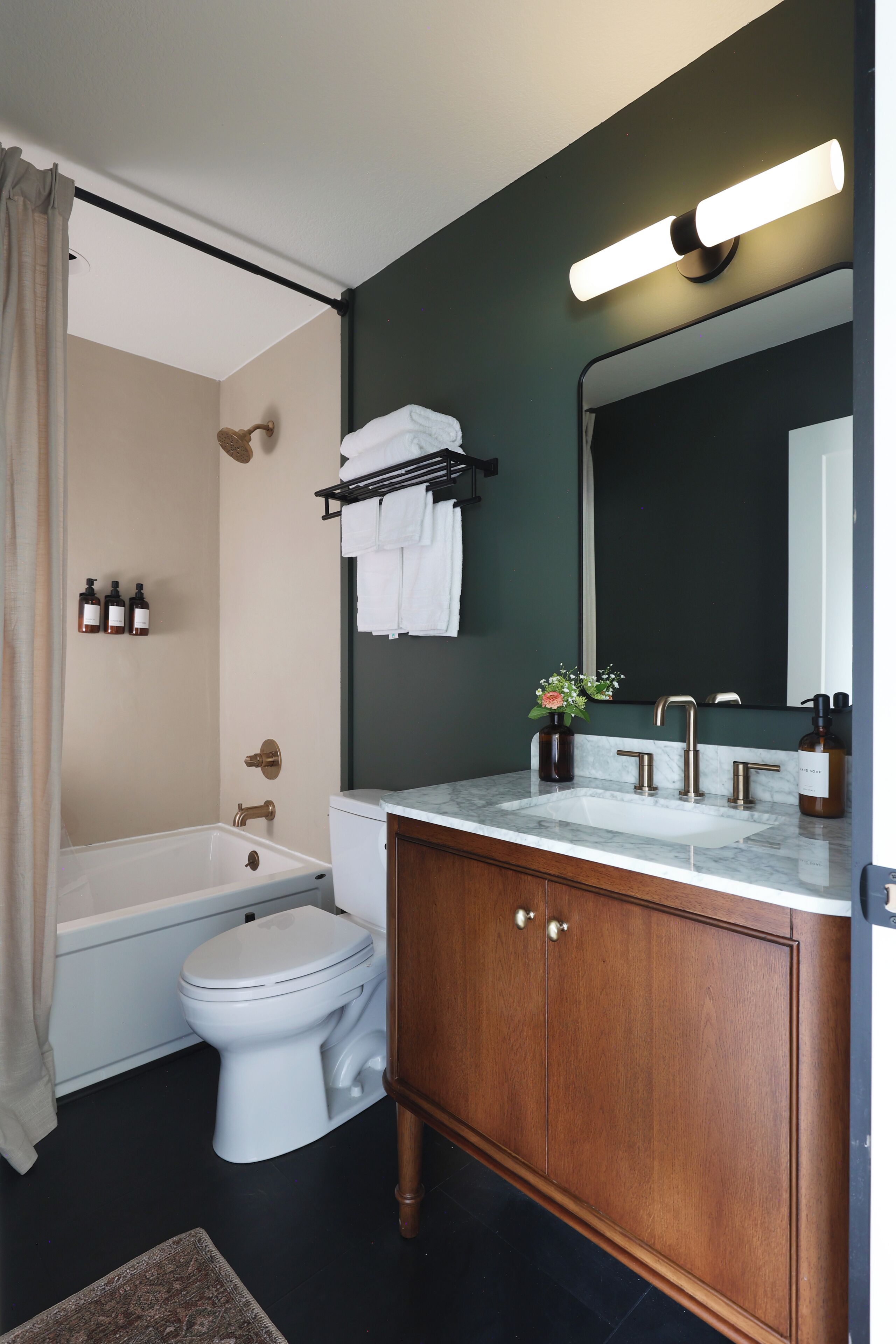 Studio Suite (Double Queen Room #2) | Bathroom