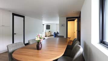 Kolmen hengen huone (3 Bedroom Suite) | Ruokailu omassa huoneessa
