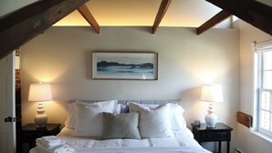 Room - The Farmhouse Retreat: Brand New Listing (South Burlington)